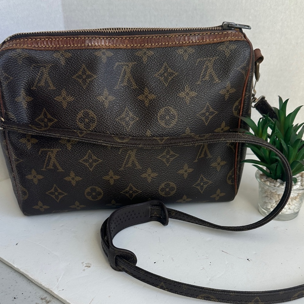 Louis Vuitton Monogram Crossbody Date Code MI 871… - image 1